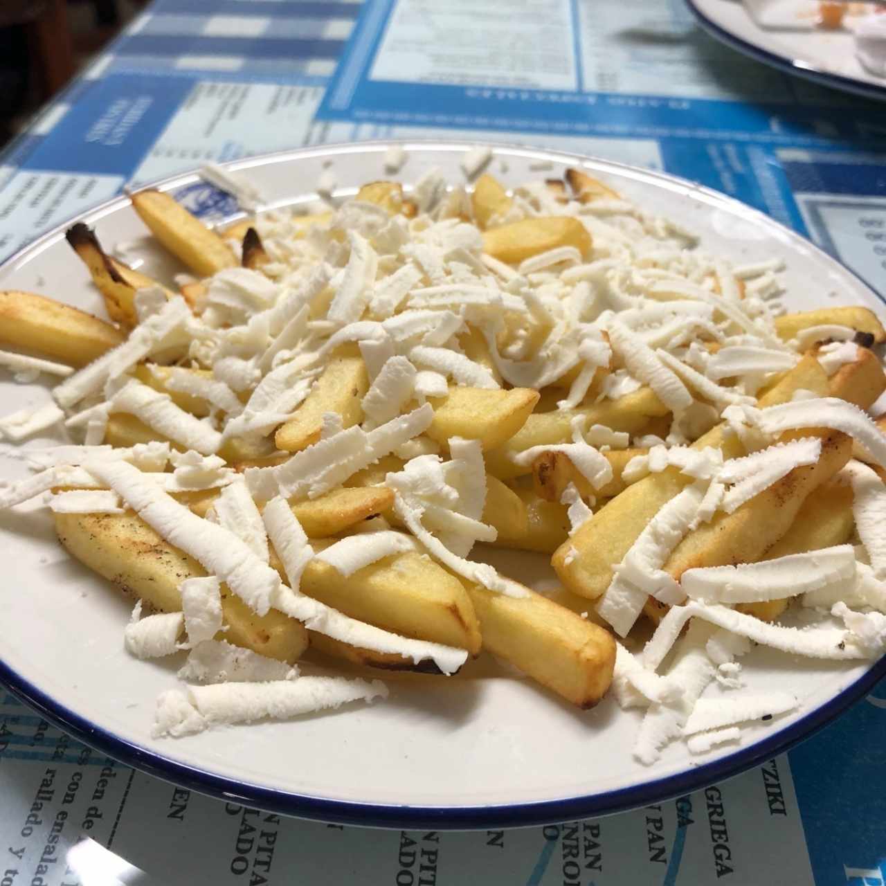 papas fritas con queso fetta