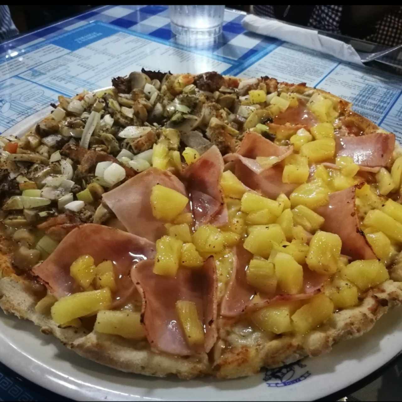 Pizza mitad Hawaiana mitad ateniense