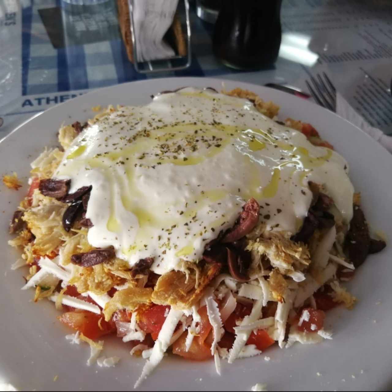 Ladopsomo de pollo con salsa satziki y aceitunas negras