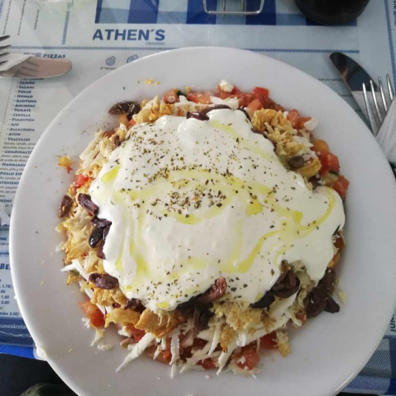 Ladopsomo de pollo con salsa satziki y aceitunas negras