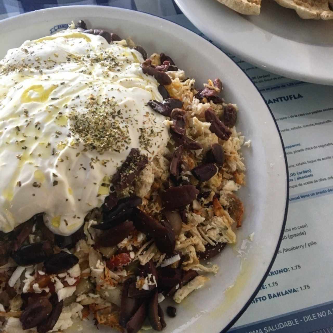 Ladopsomo de Pollo y Tzatziki.