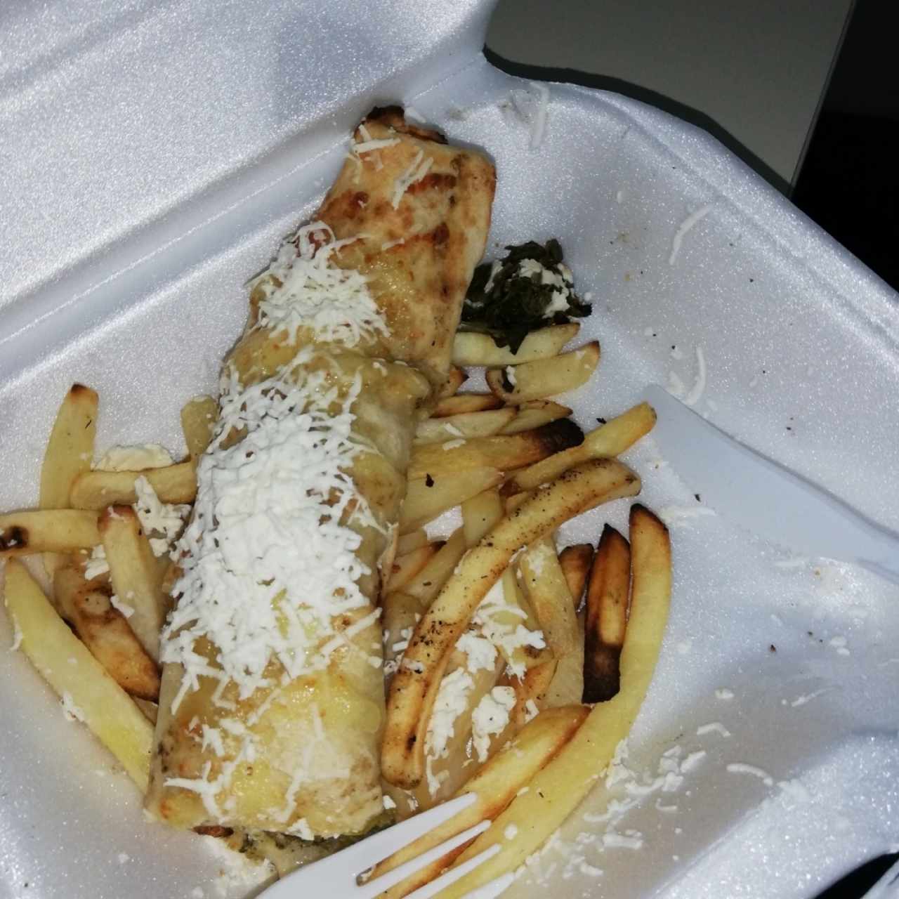 es un plato con espinaca el detalle es que debe tener el queso dentro de wrap para que sea rico