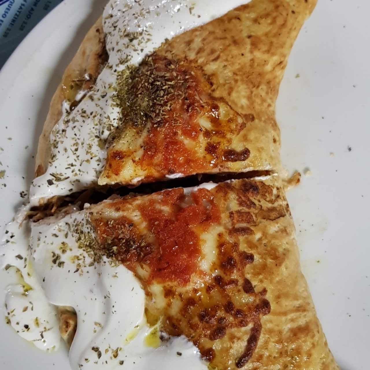 calzone con pollo, jamón, cebollas, piña y tomate.  