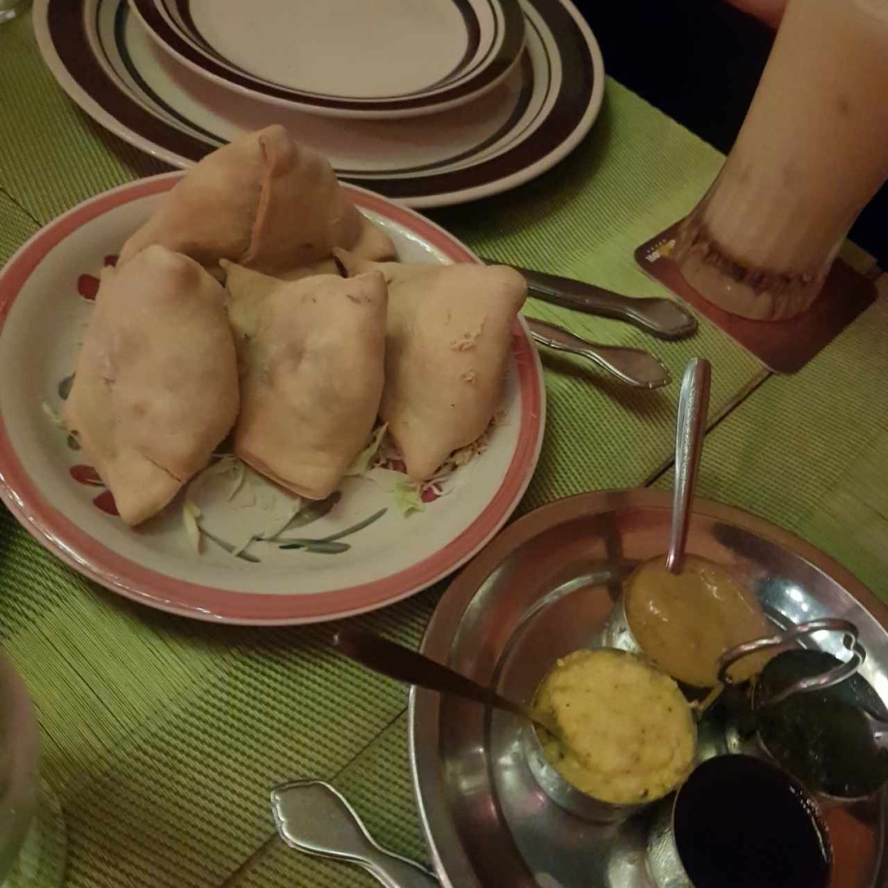 samosas de vegetales, Lassi de mango