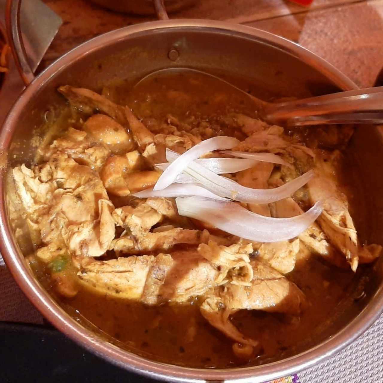 Pollo deshuesado con especias y pepita de marañon