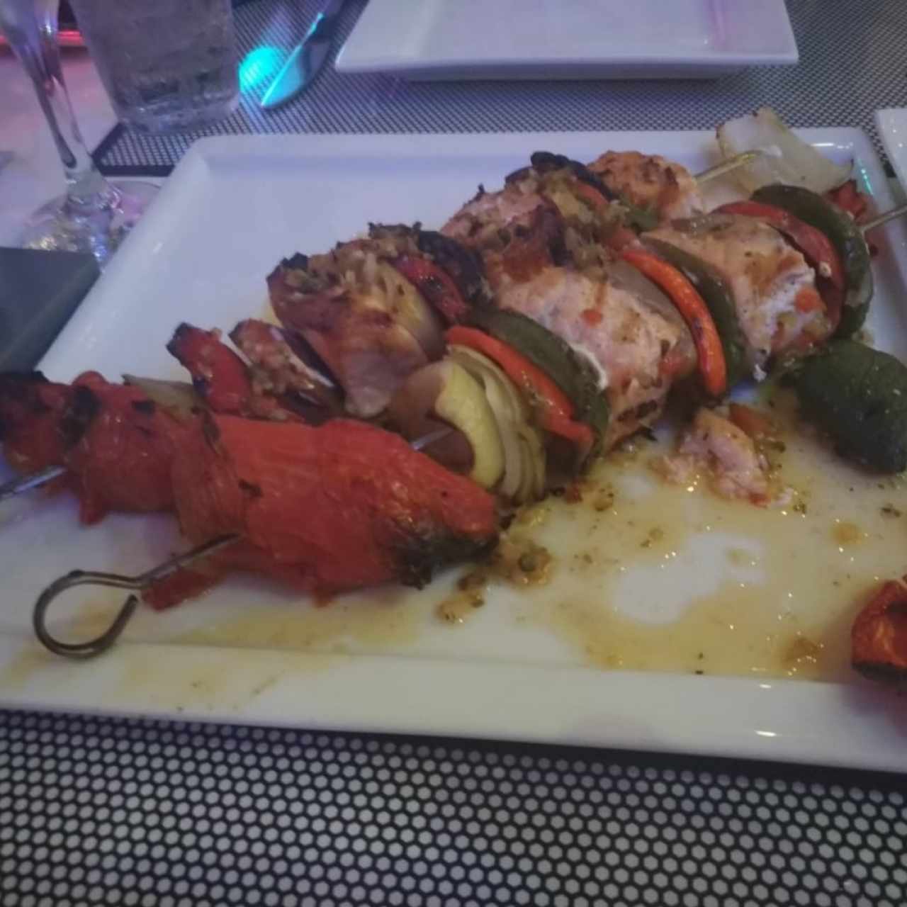 brochetas de salmón