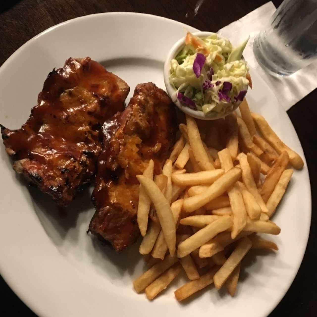 Ribs con papas fritas y ensalada de col