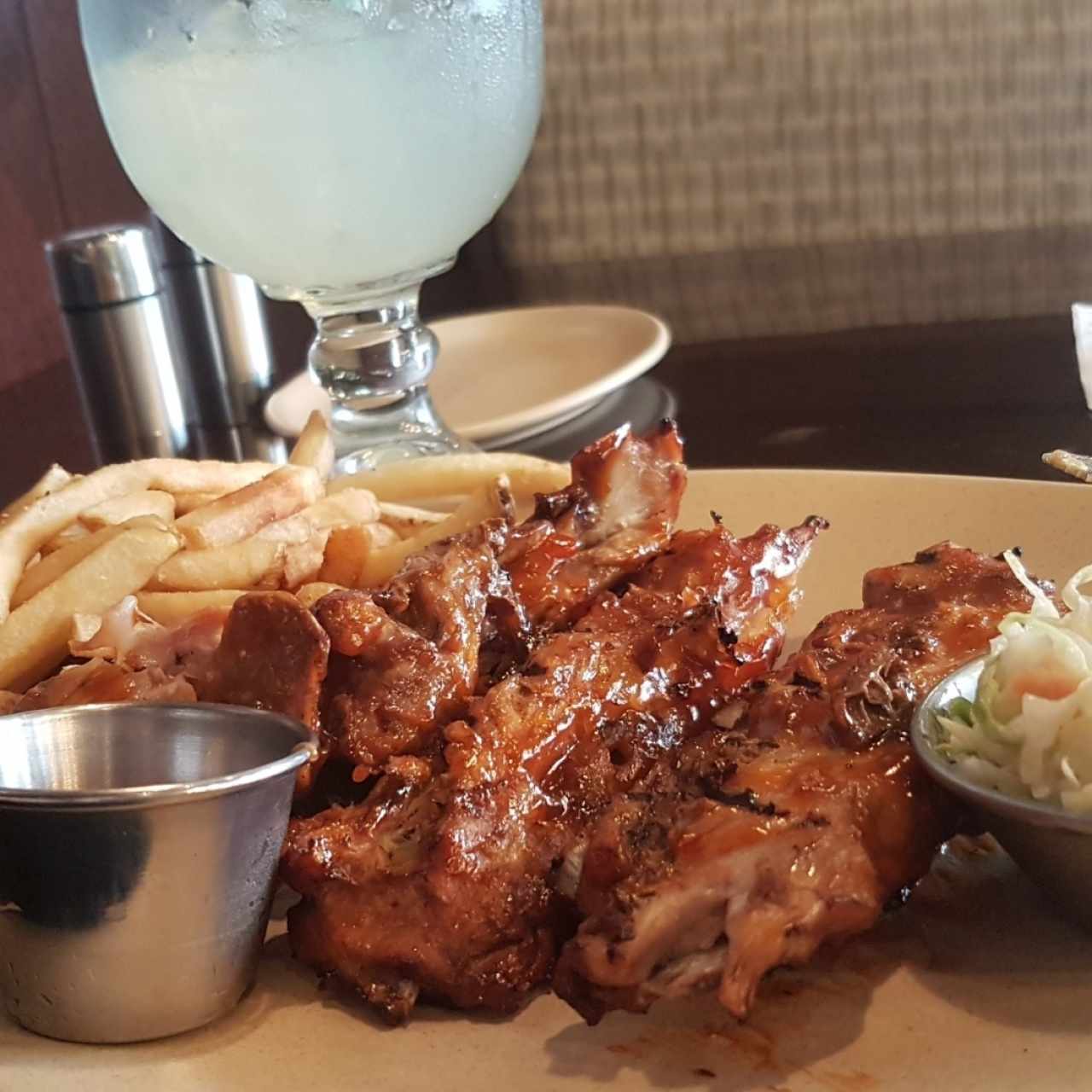 Short Ribs con papitas fritas y ensalada de la casa