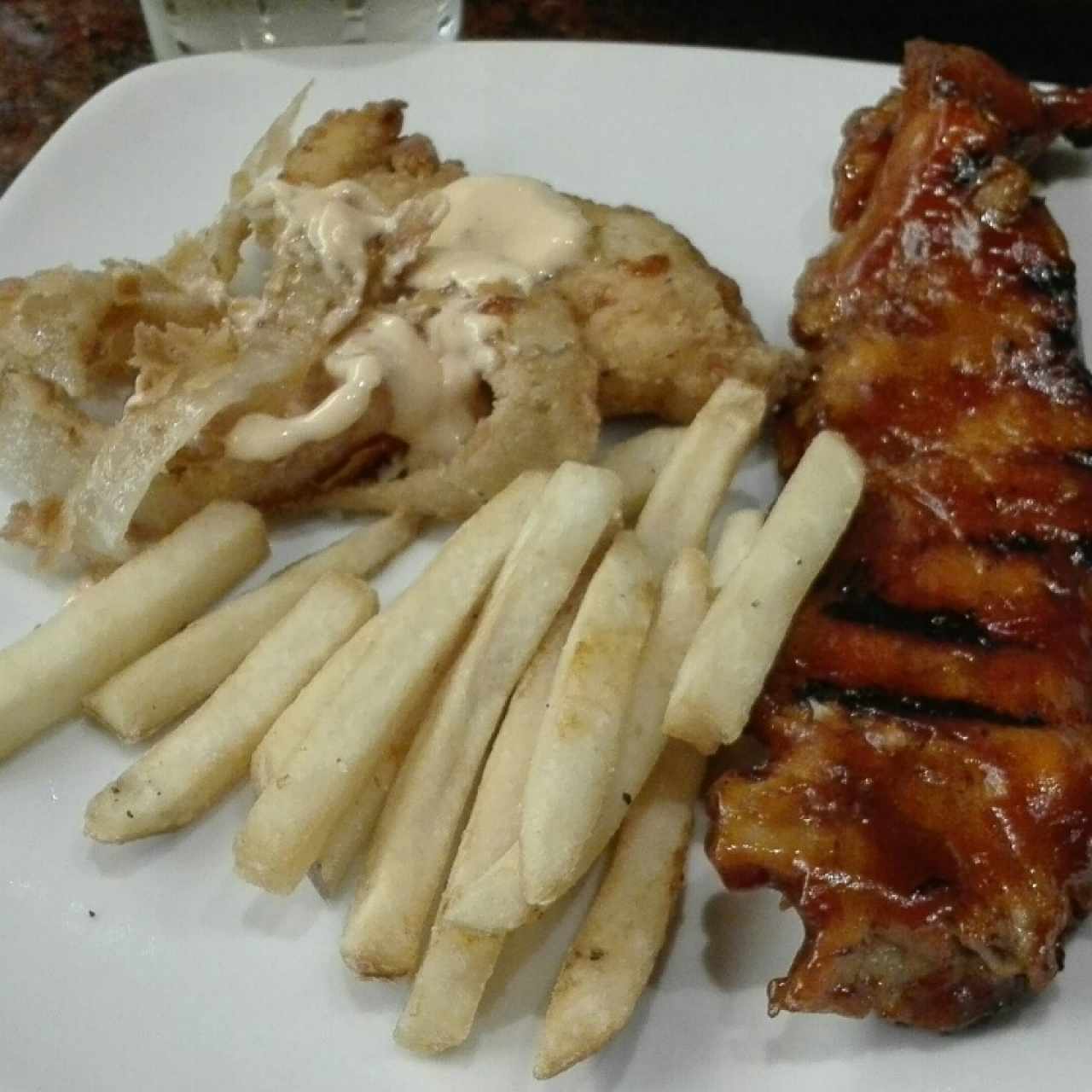 ribs, papas y aros de cebollas