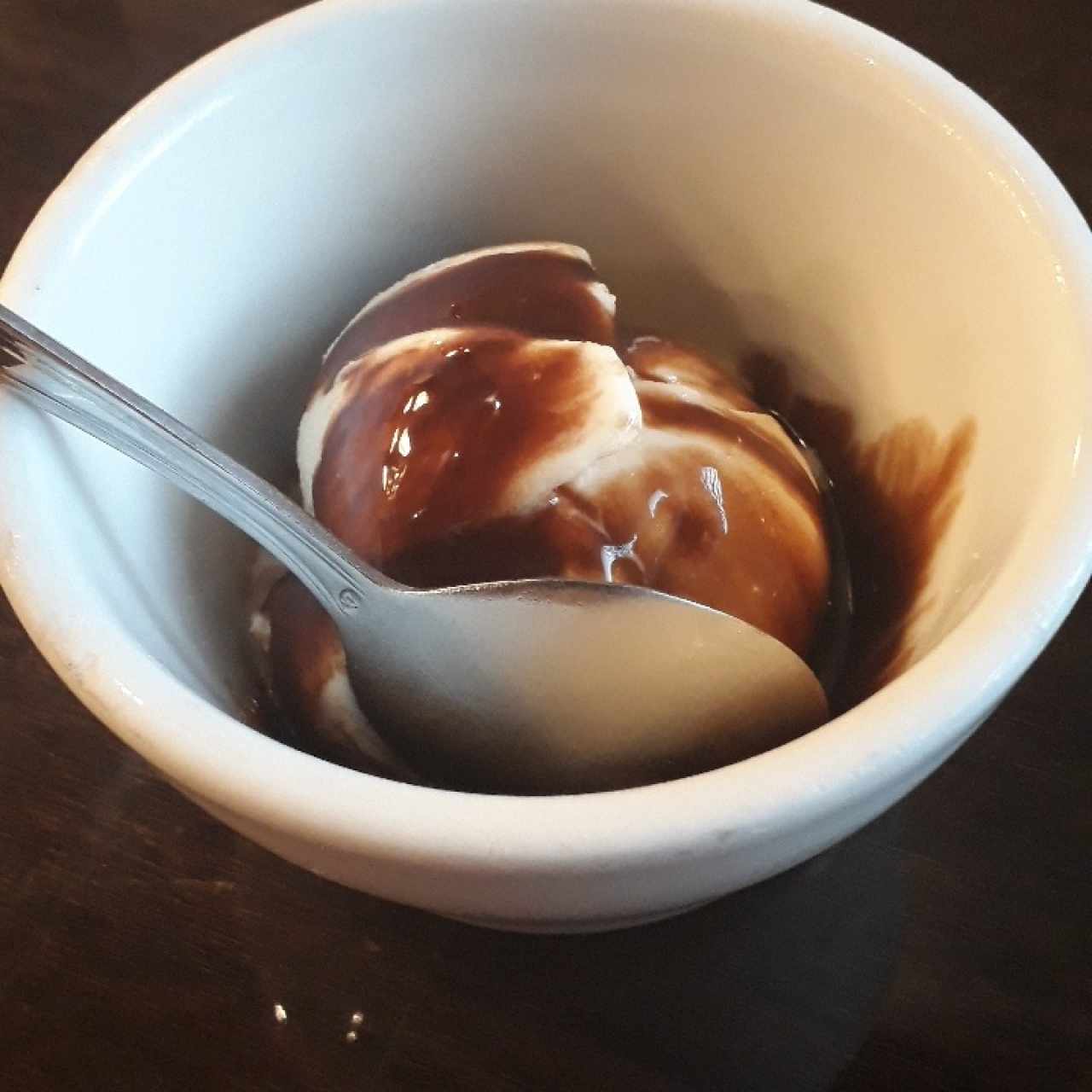 Helado de vainilla con toque de chocolate.