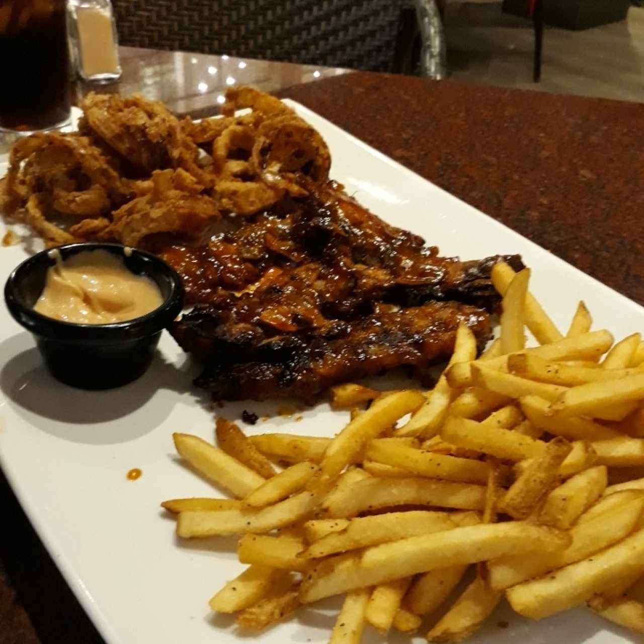 short ribs, unión rings y papas fritas