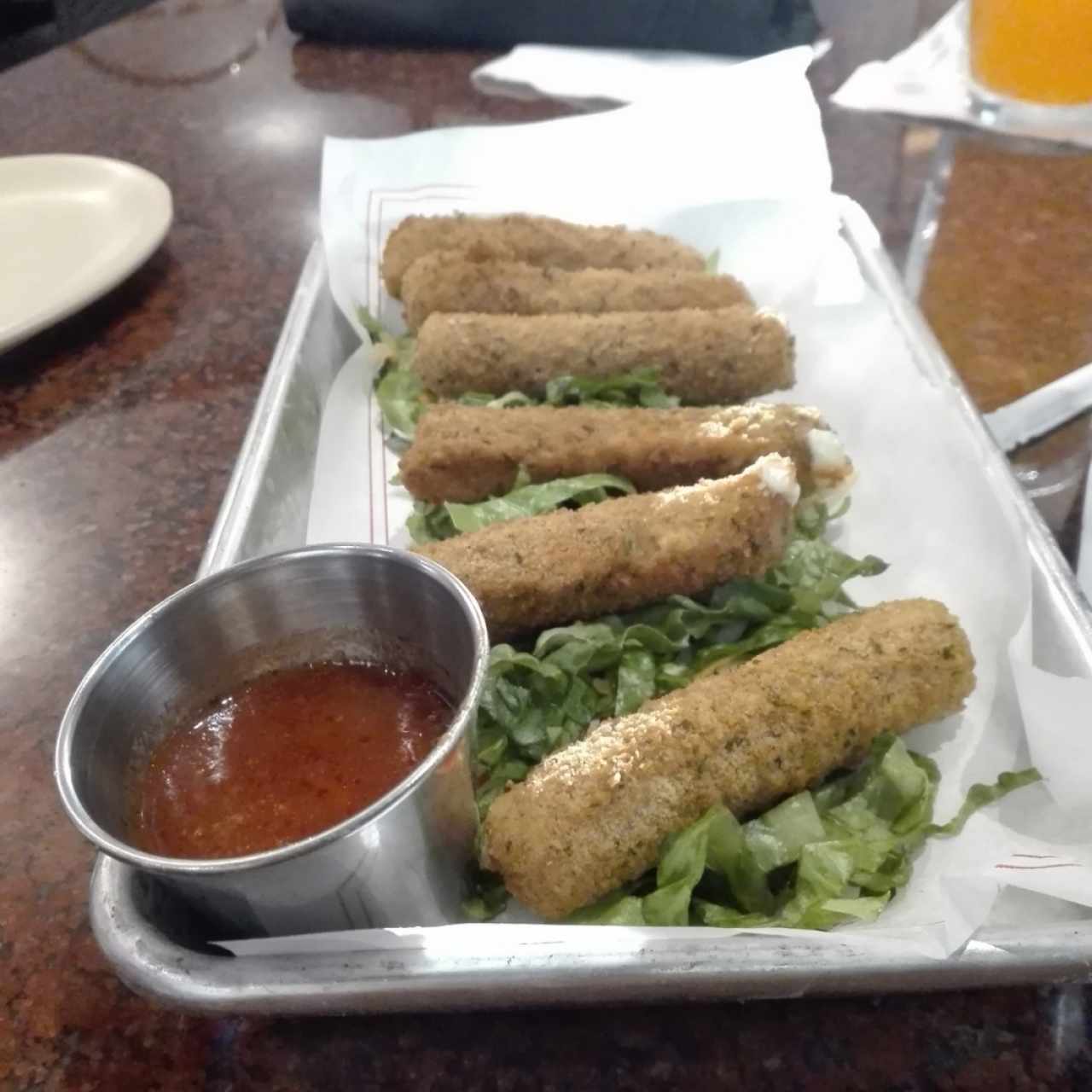 Entrada: Mozzarella sticks, con rica salsa roja