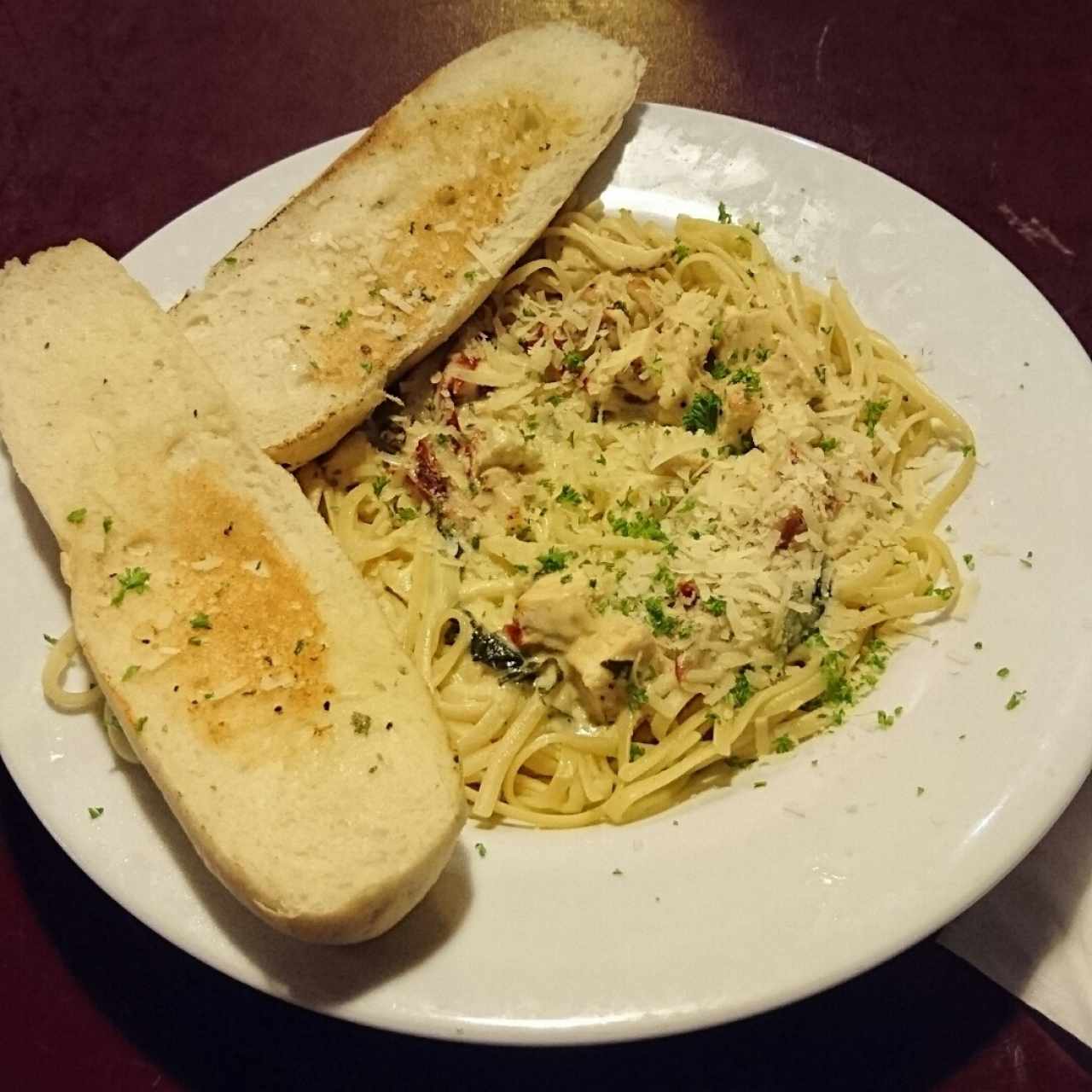 Fettuccini con pollo y tomates deshidratados 