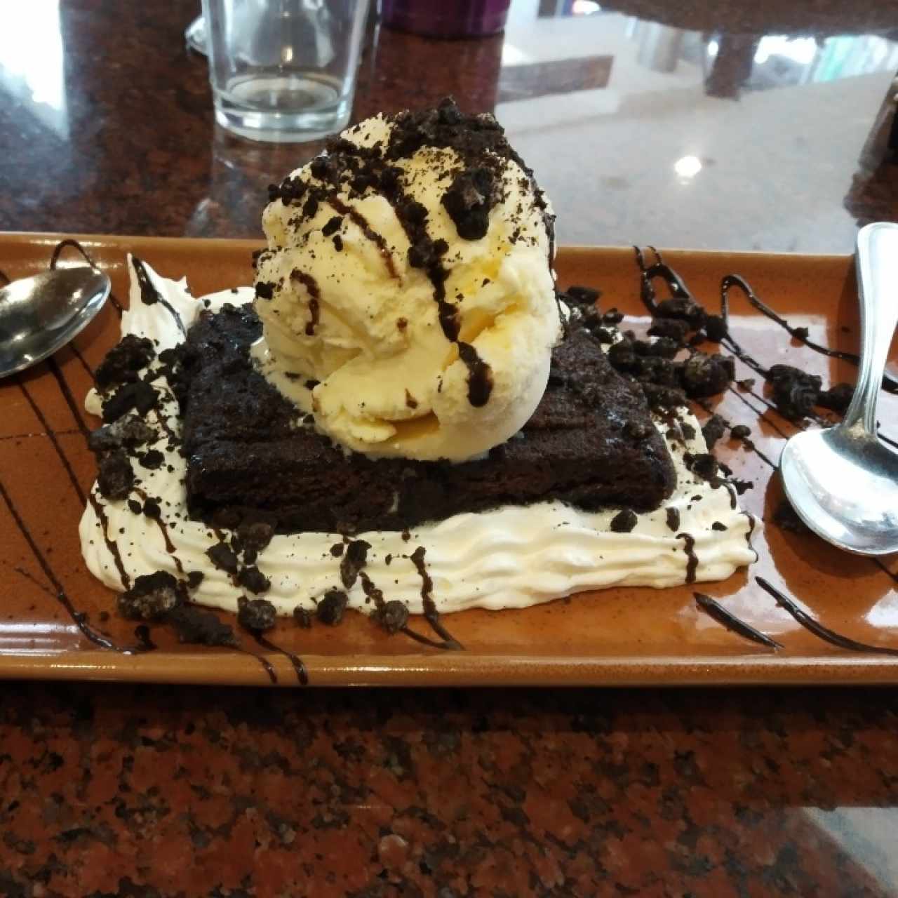 brownie con helado