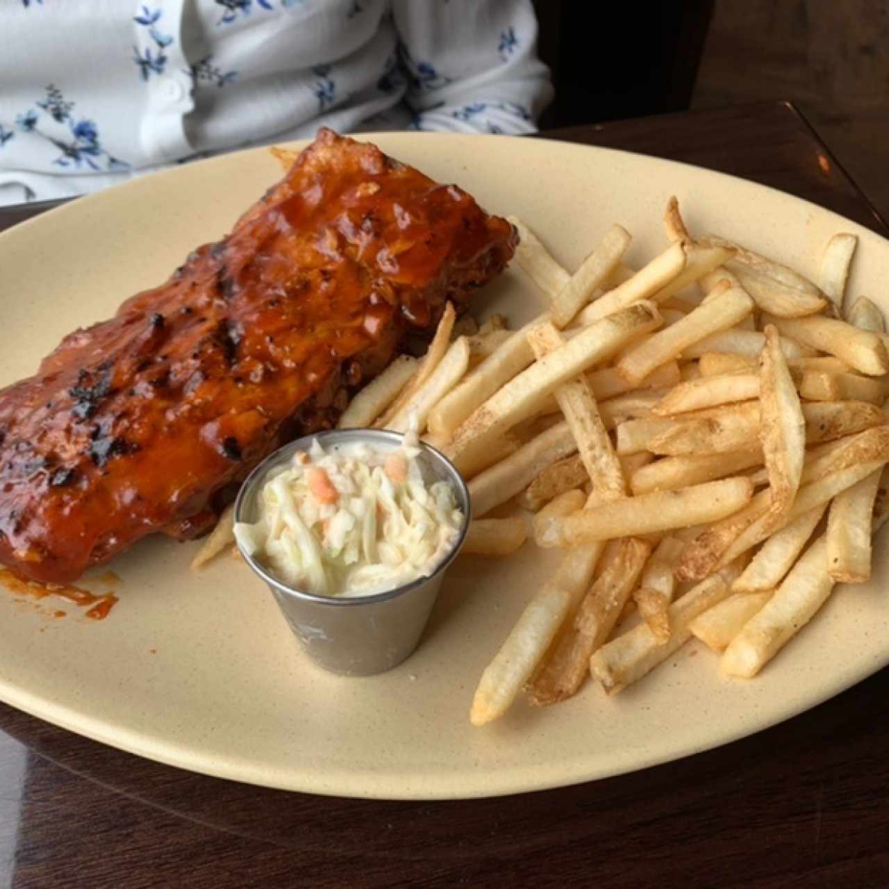 ribs con papas fritas