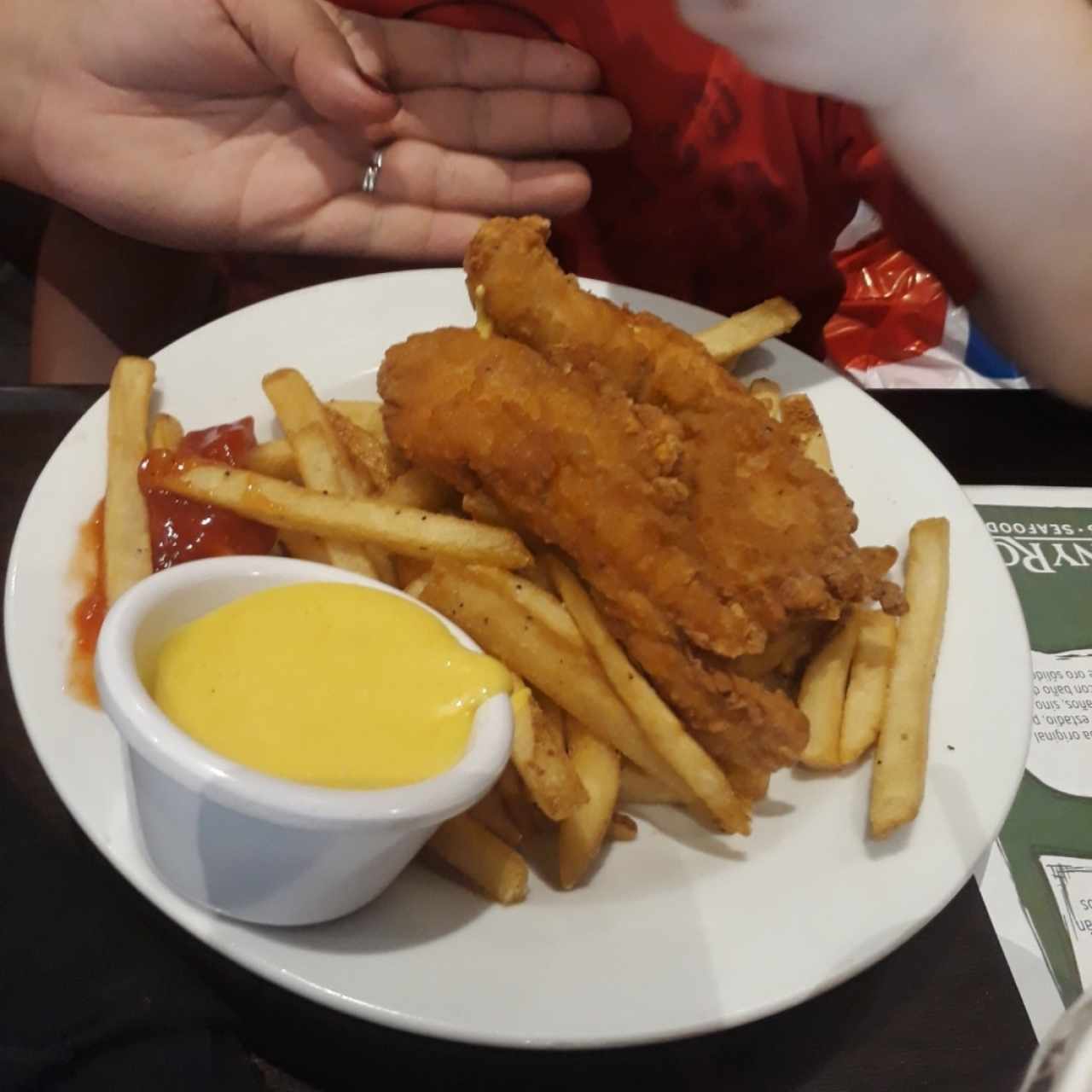 chicken fingers con papas. menú kids (ya nos habímos comido un pollo)