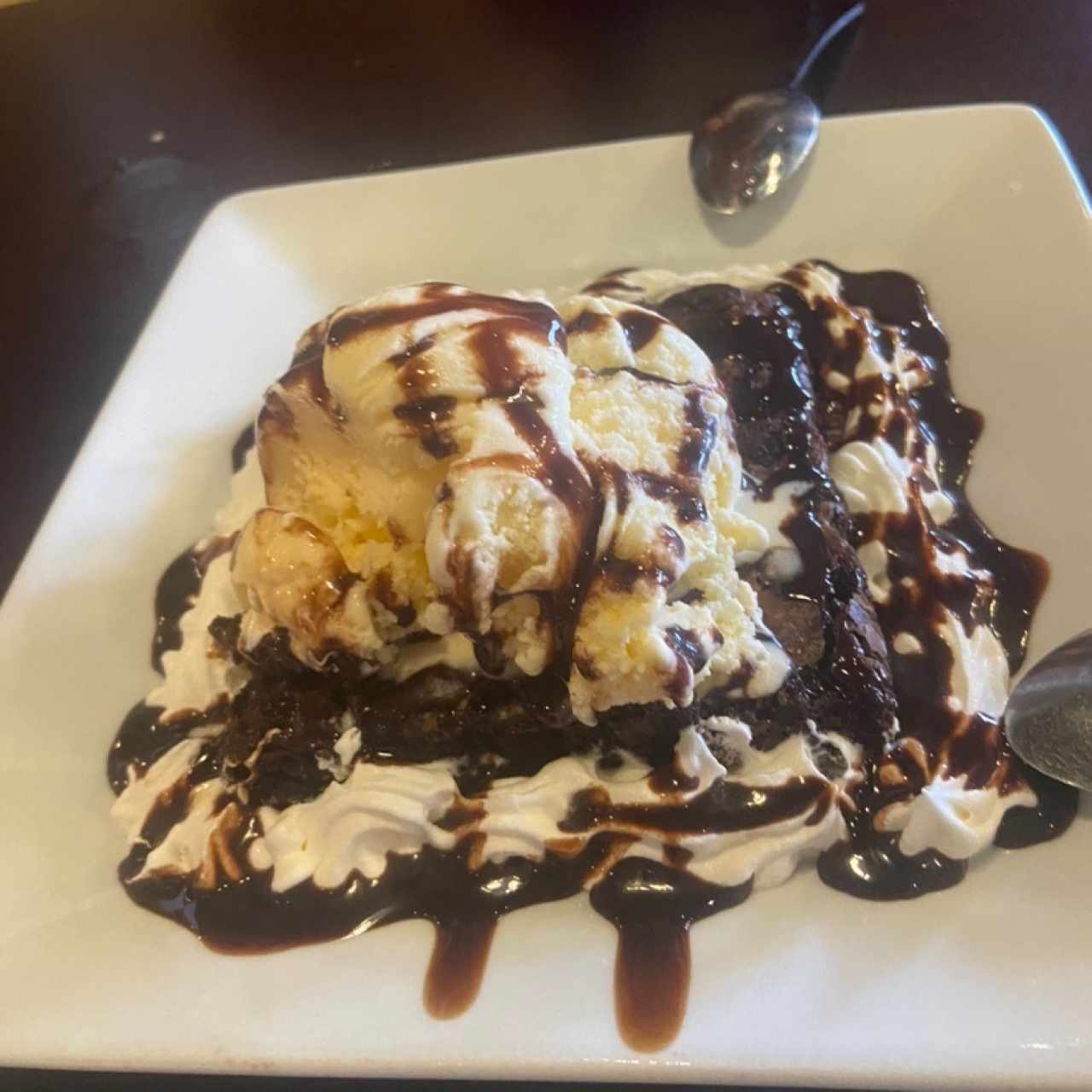 Brownie con helado 