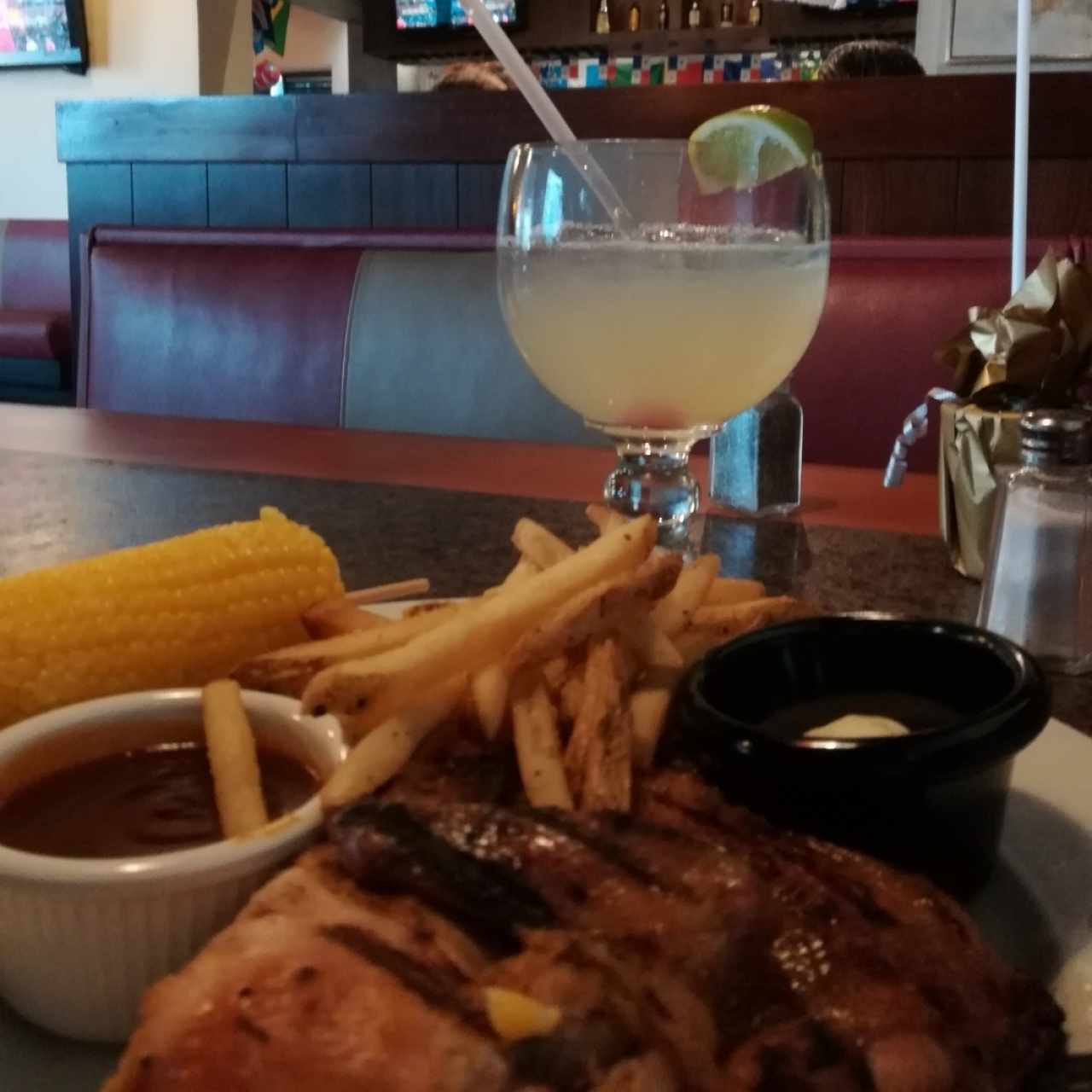 pollo asado con papas ymasorca acompañado de una resfrescante limonada viendo el partido del mundial