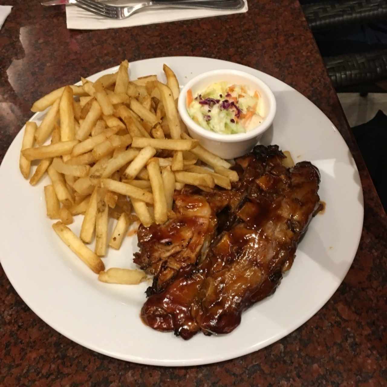 costillas dd cerdo com papas fritas 