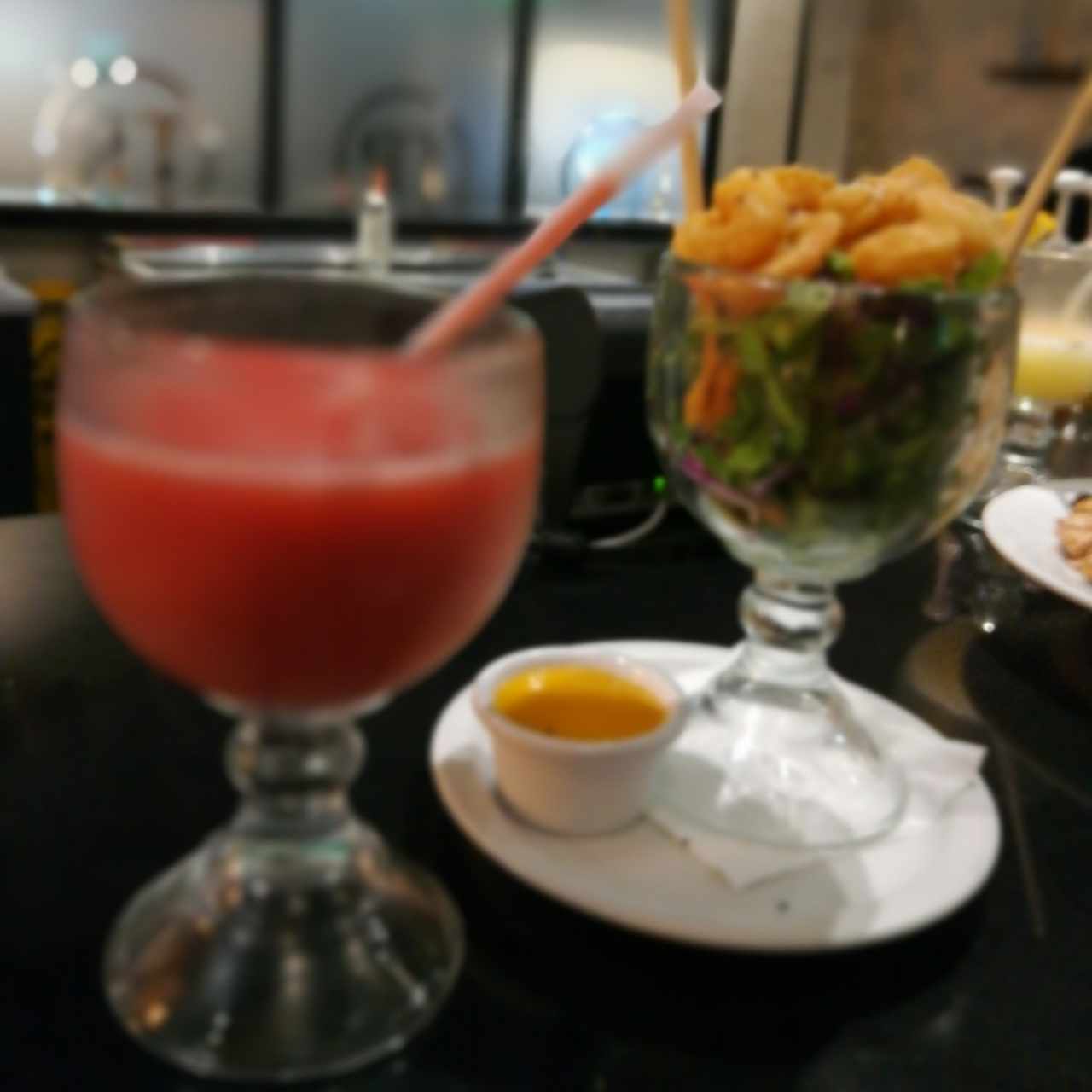 cóctel de camarones y Margarita de fresa