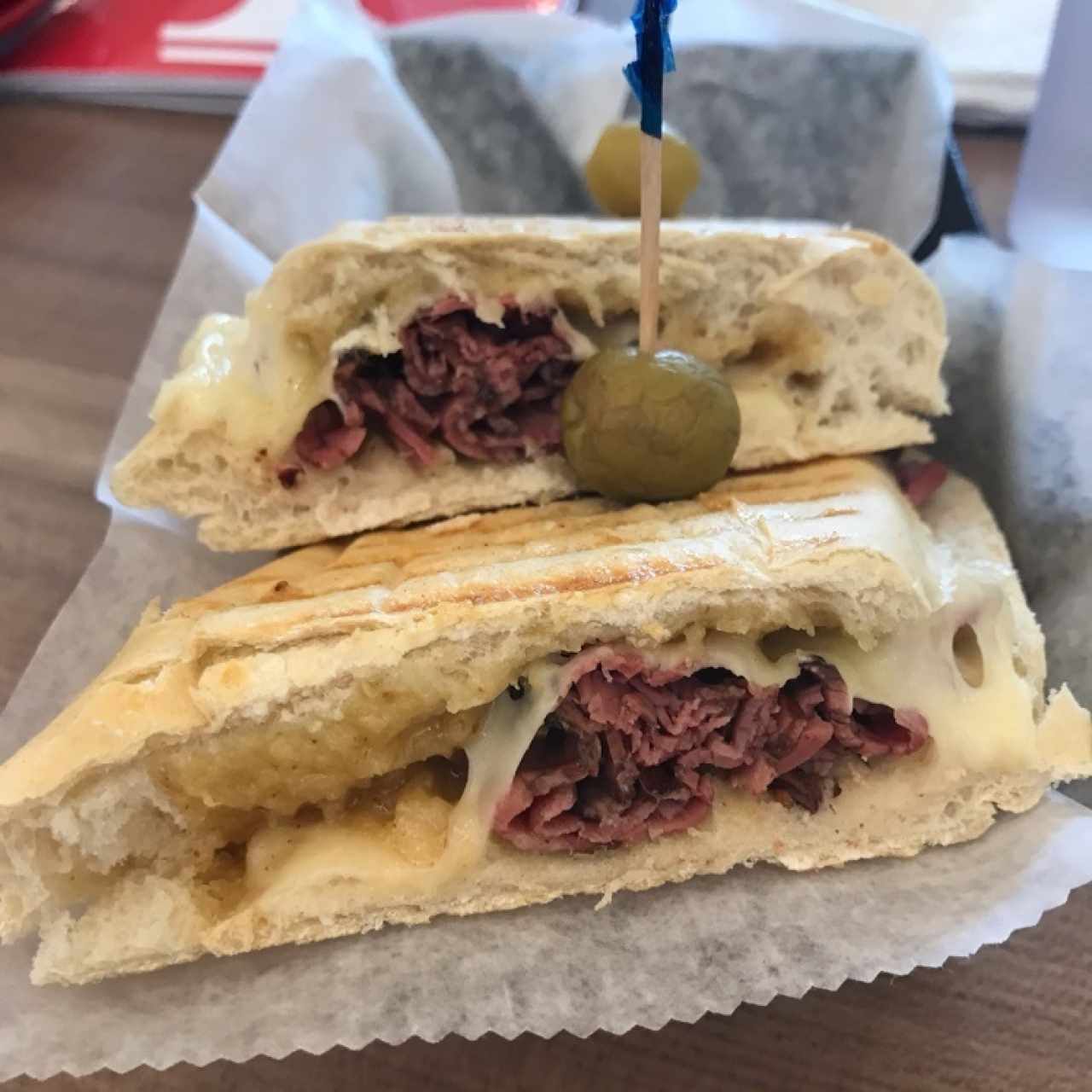 Emparedado de Pastrami con Queso Suizo