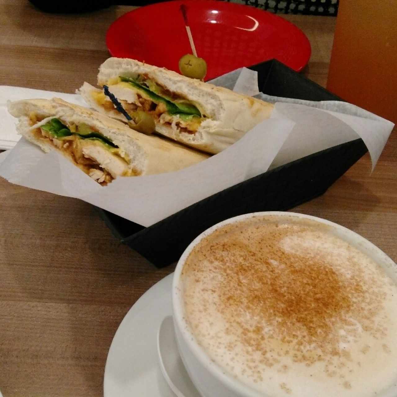 Emparedado de Pollo bbq y capuccino