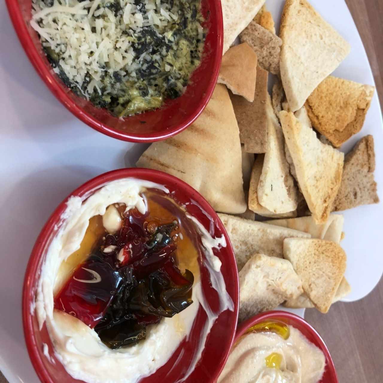 trio de dips: espinaca, pimentom dulce y hummus