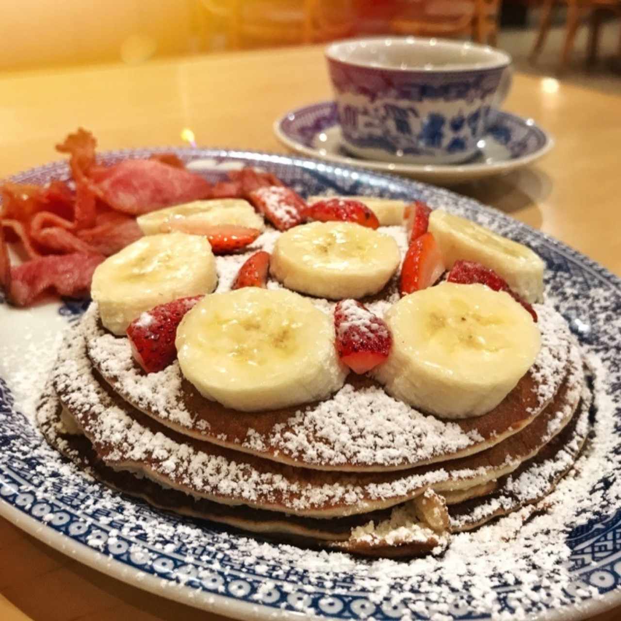 Pancake con frutas y bacon