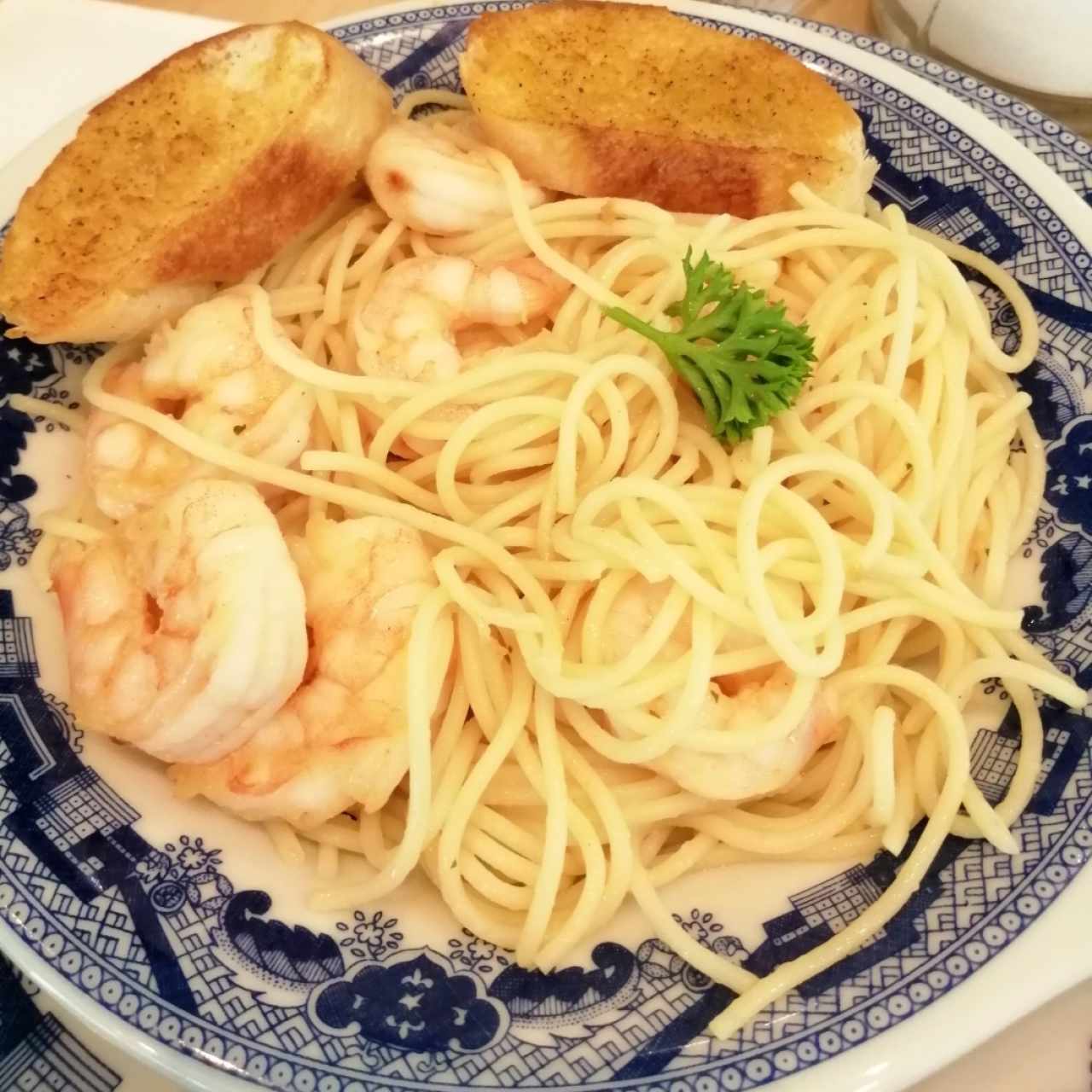 spaguetti al óleo con camarones 