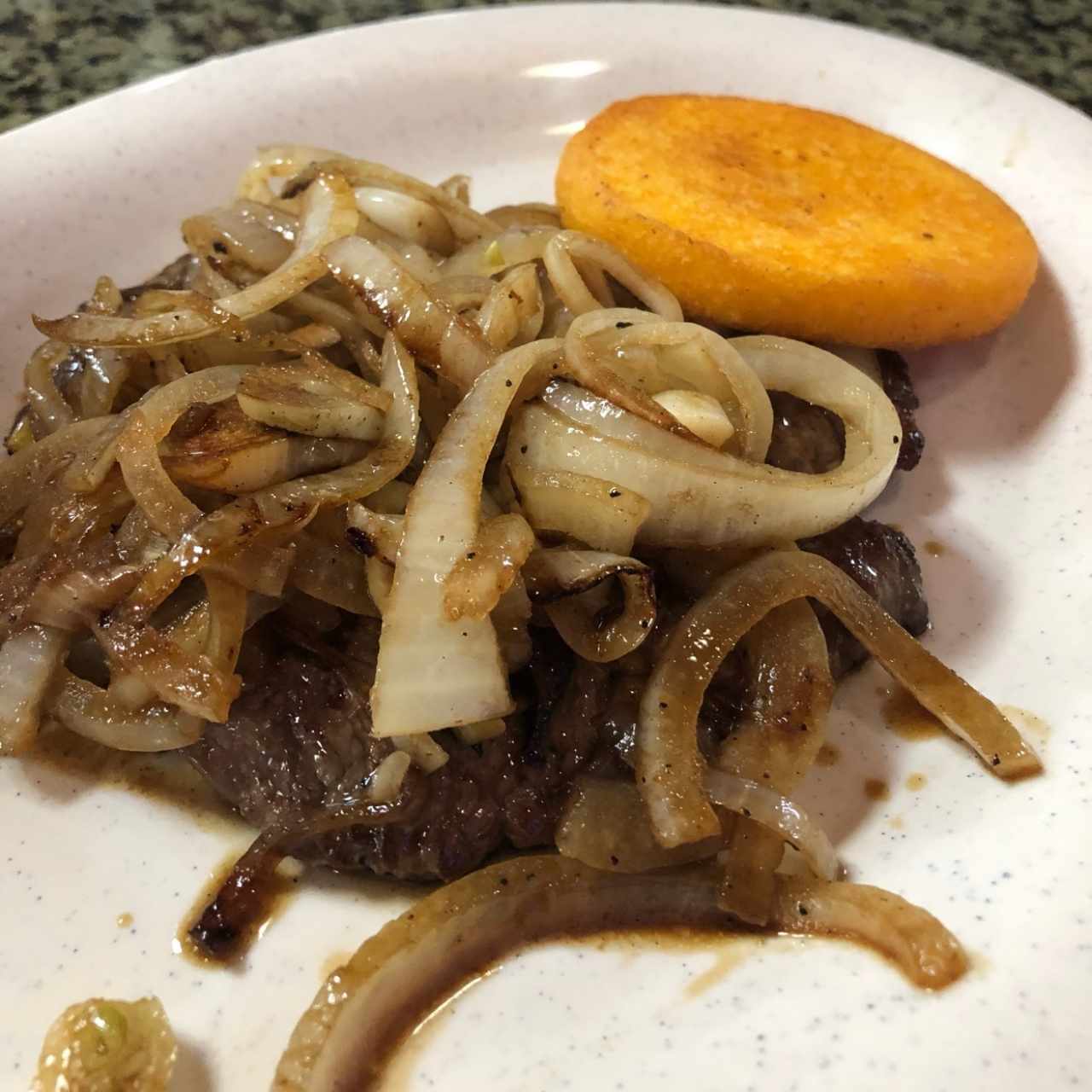 Bistec Encebollado con tortilla 