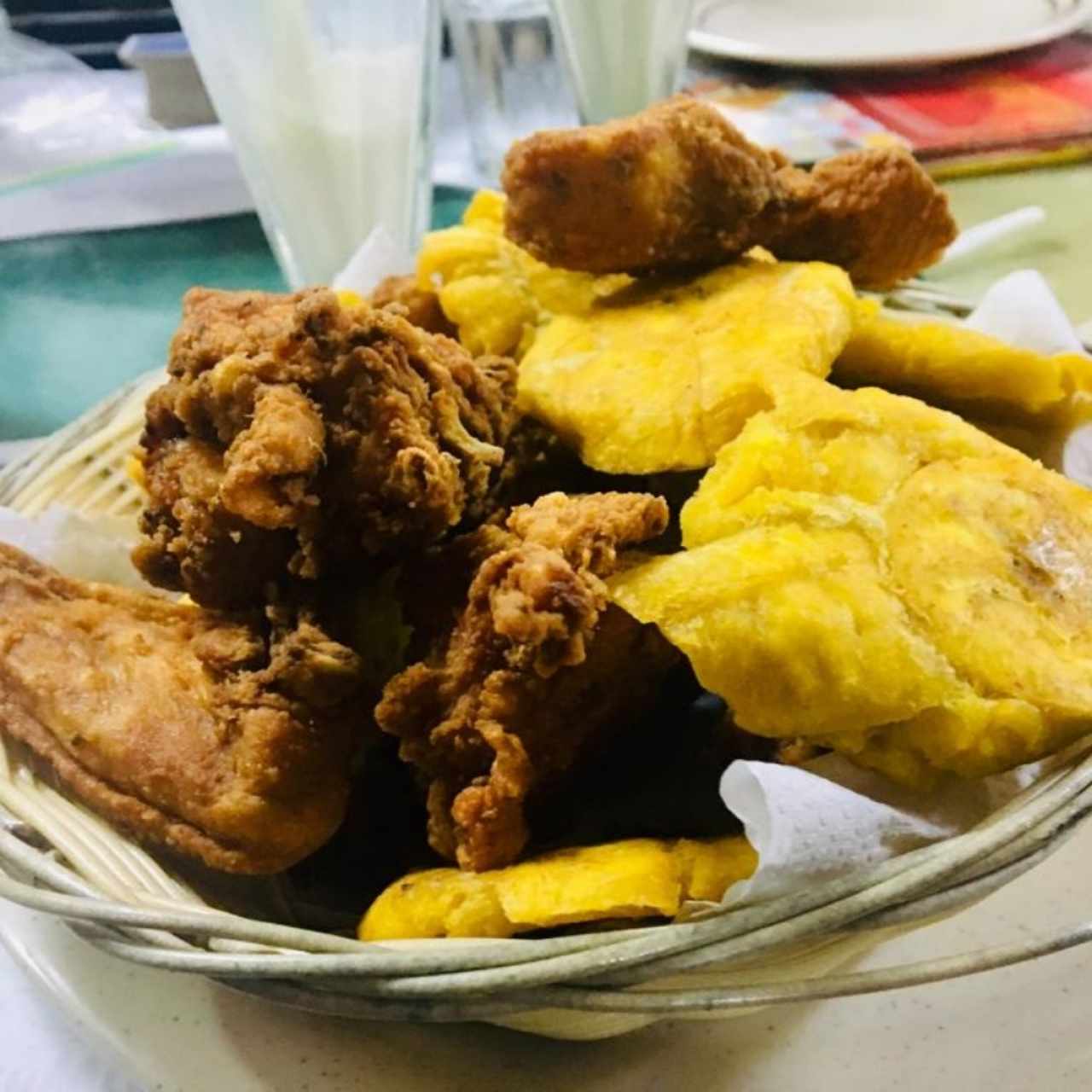 pollo en canasta con patacones