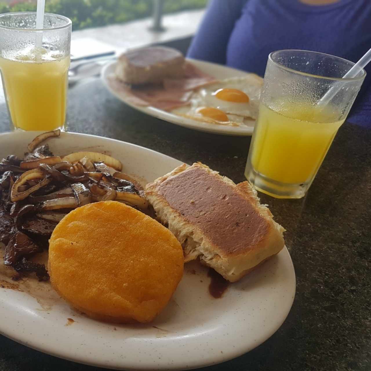 Hígado encebollado y jugo de Naranja 