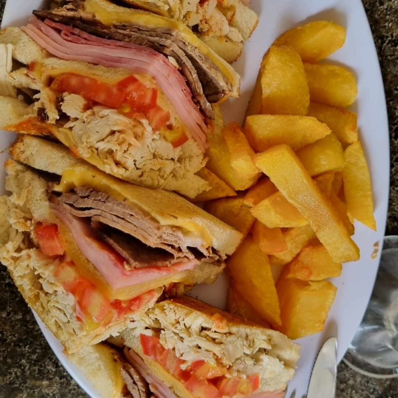 EMPAREDADOS - Club Sandwich