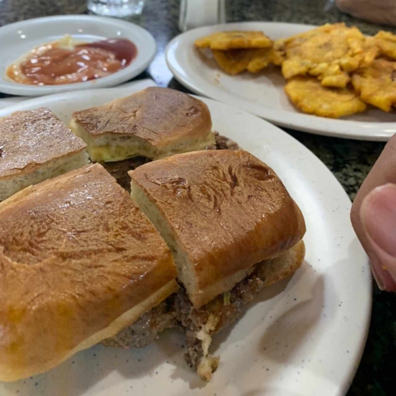 Hamburguesa con queso y patacones