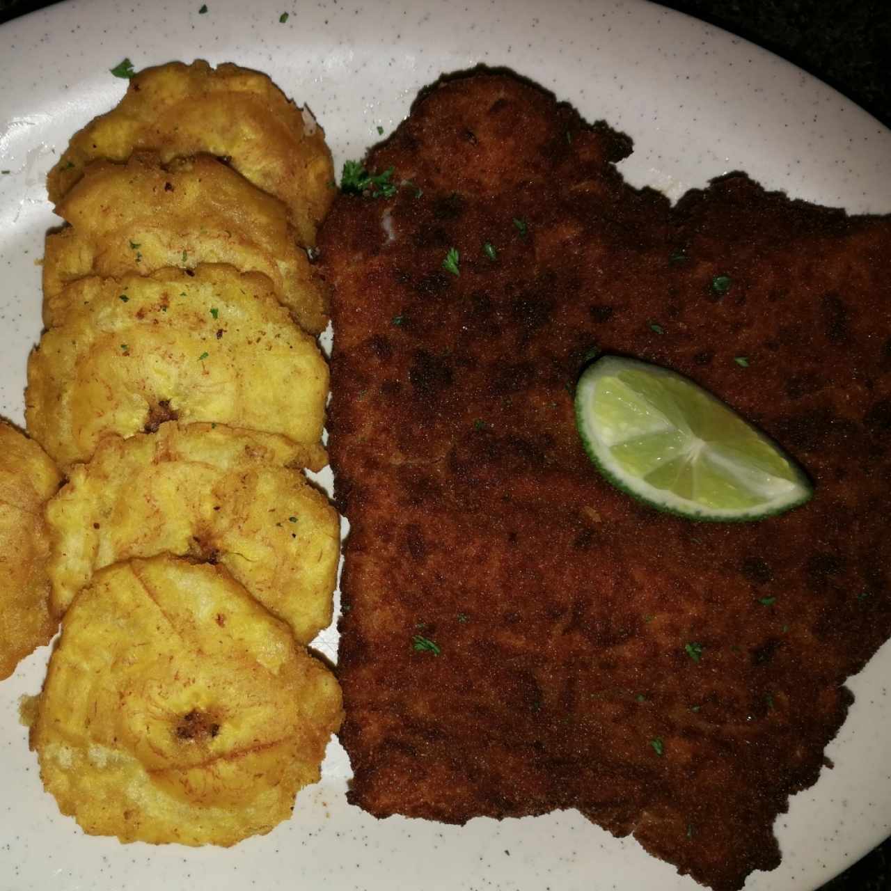 Filete de pescado apanado con patacones