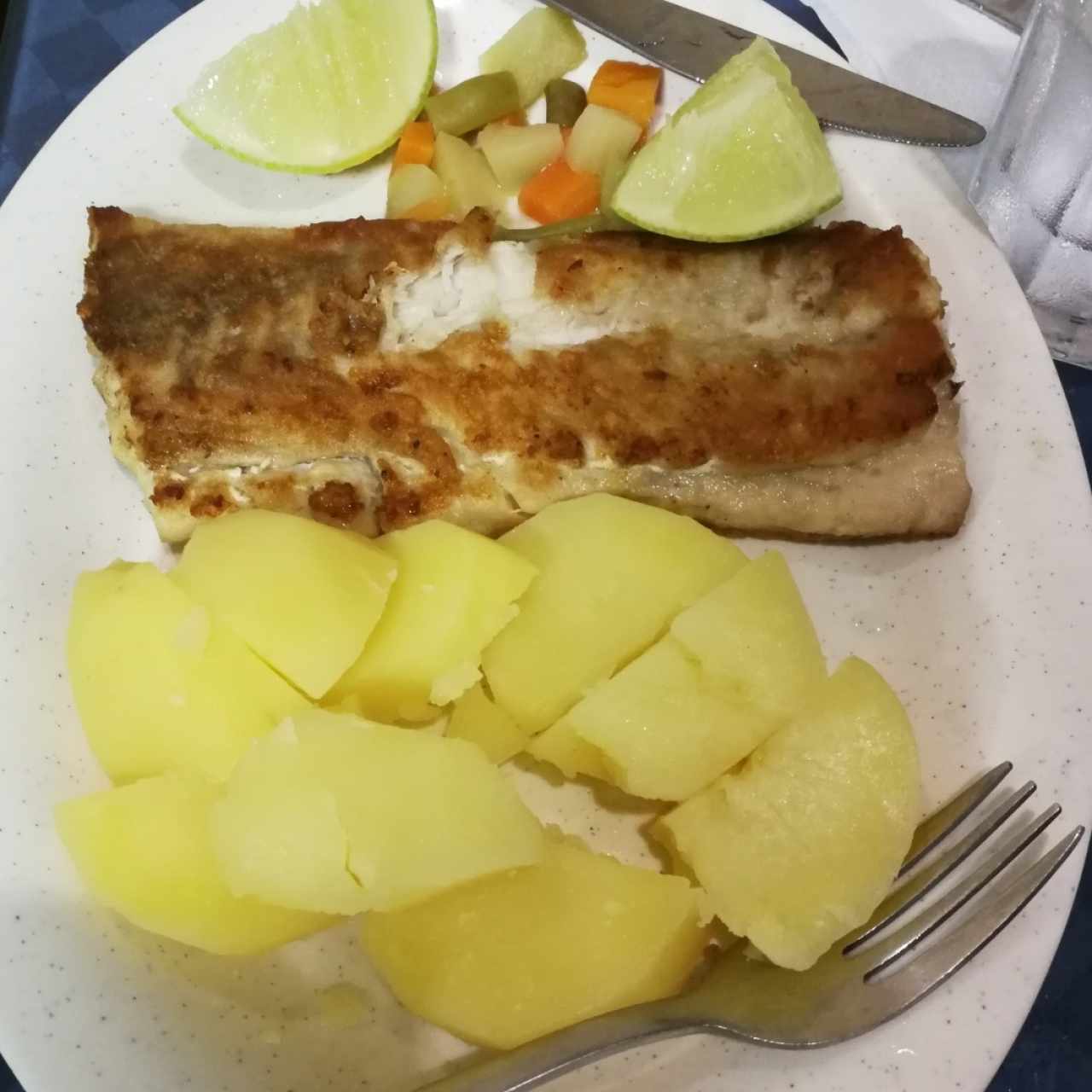 Pescado apanado con papas hervidas