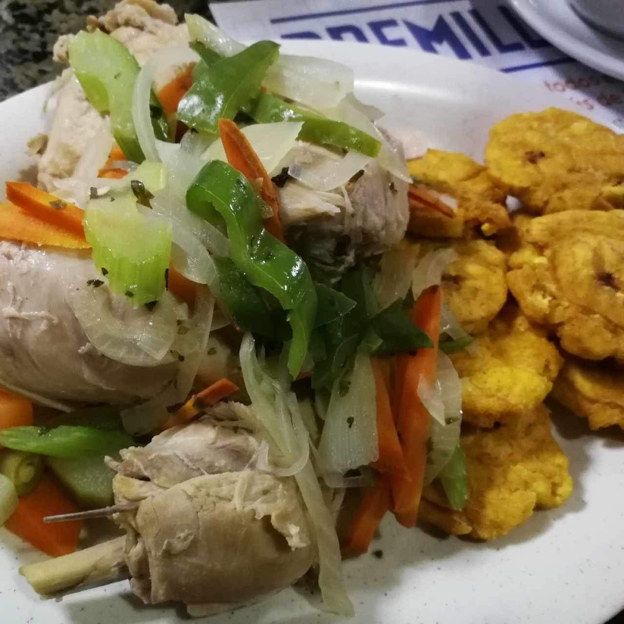 Pollo Sancochado con Patacones