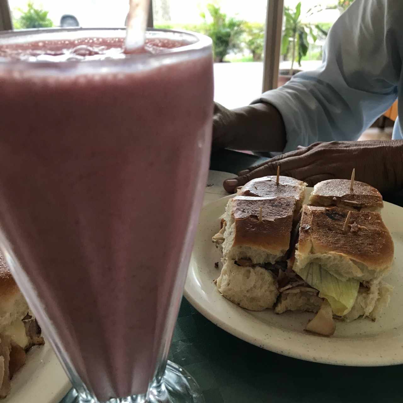 malteada con emparedado de pierna