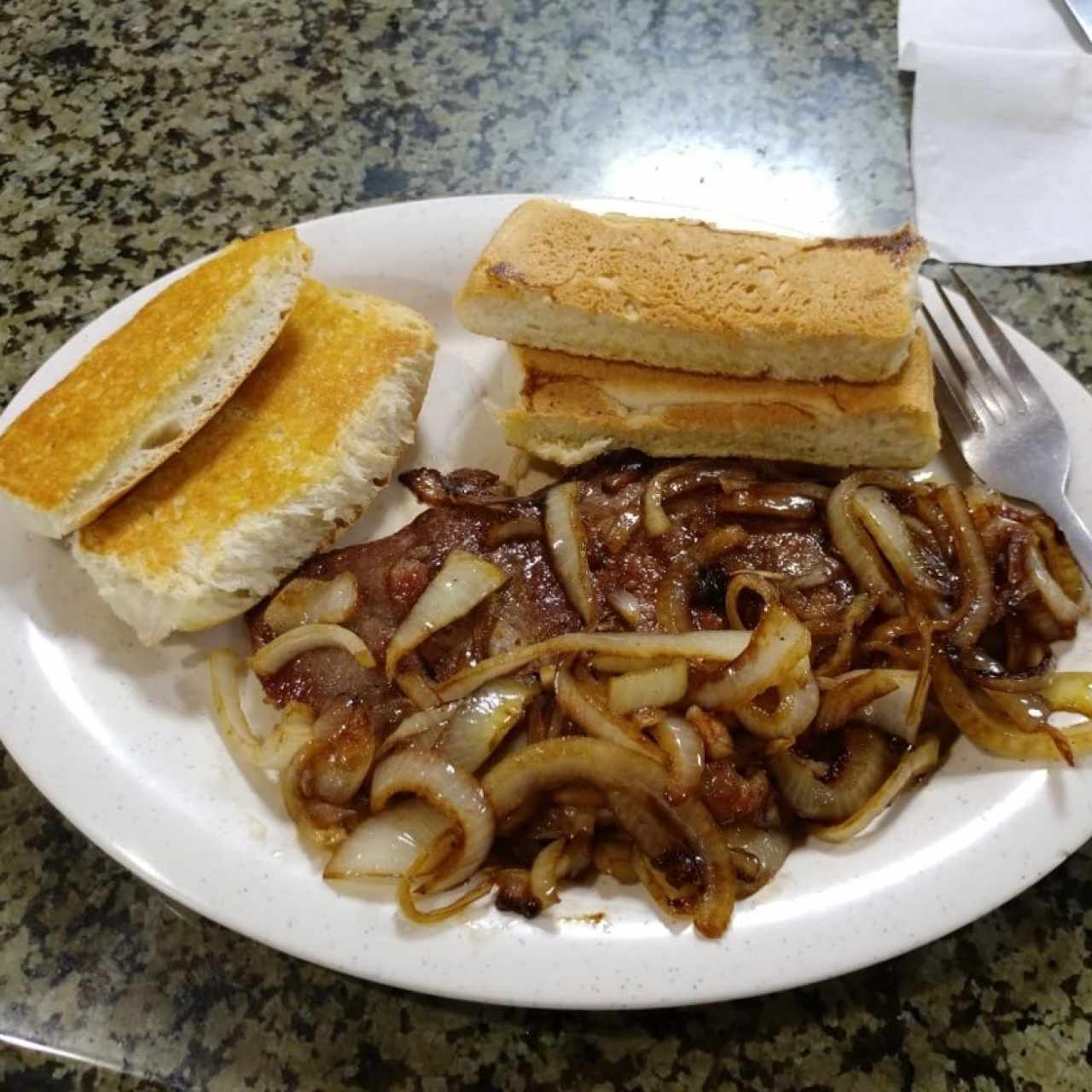 Bistec Encebollado con Pan de la Casa