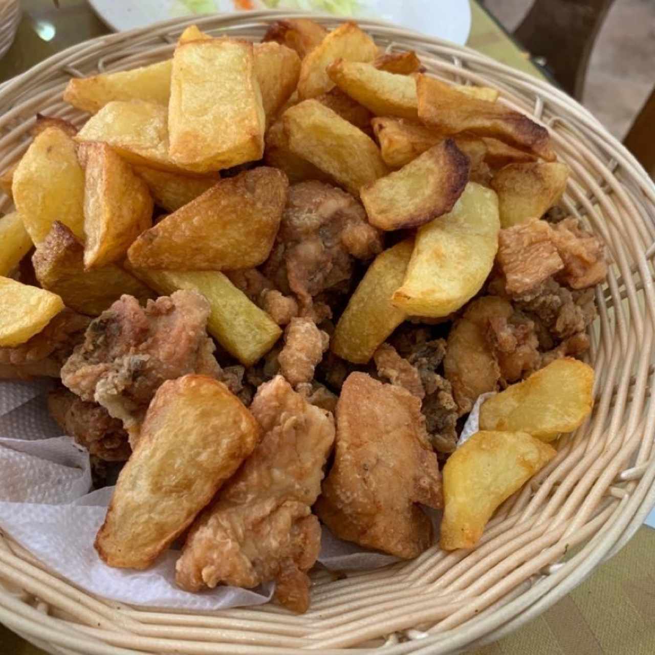 Canasta de Pollo Frito con Papas Fritas, excelente