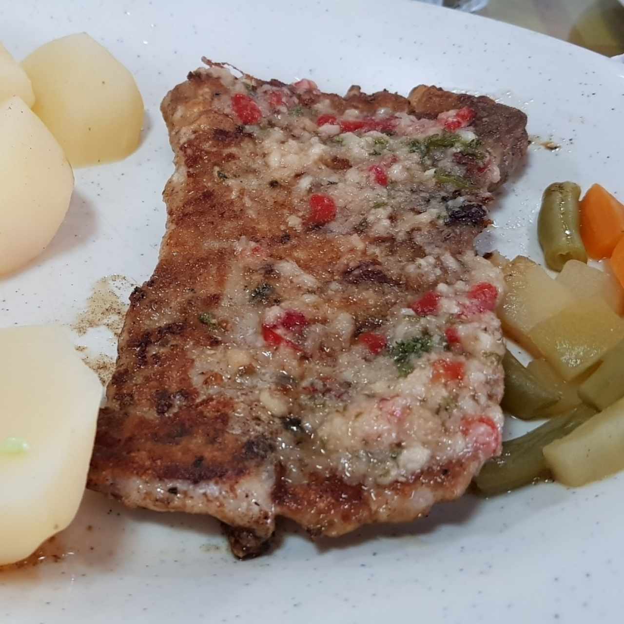 filete de dorado al ajillo con papas hervidas