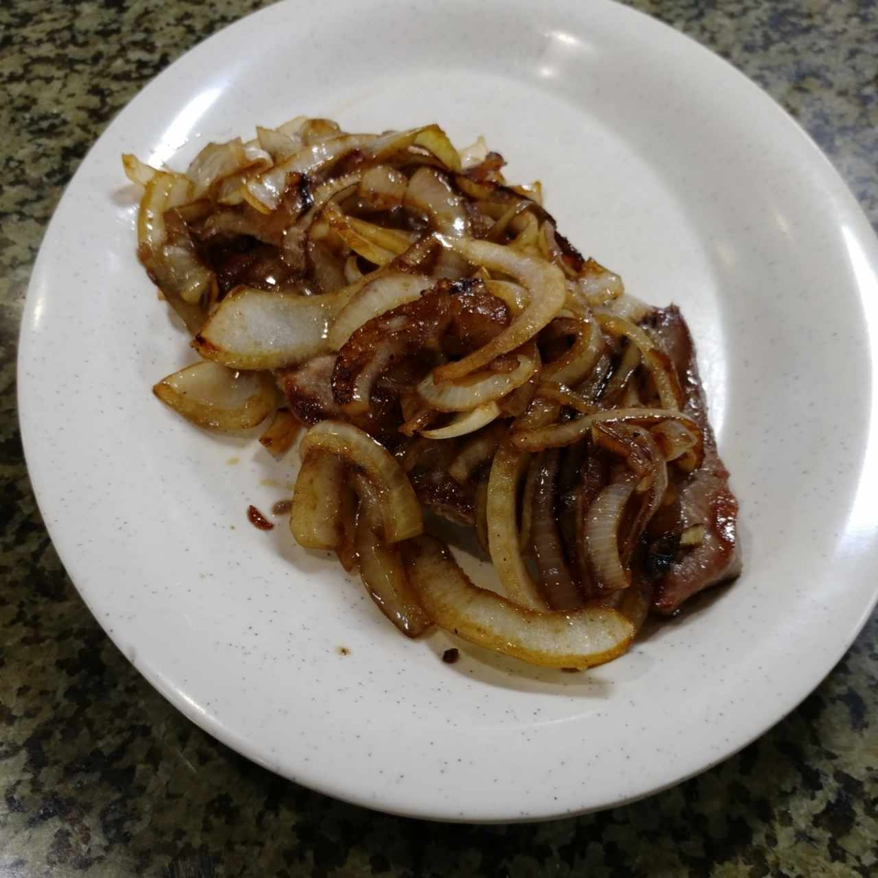 bistec encebollado