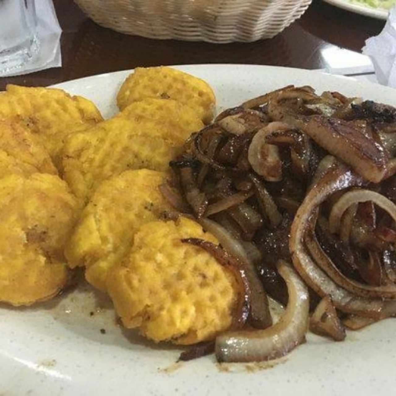 bistec encebollado