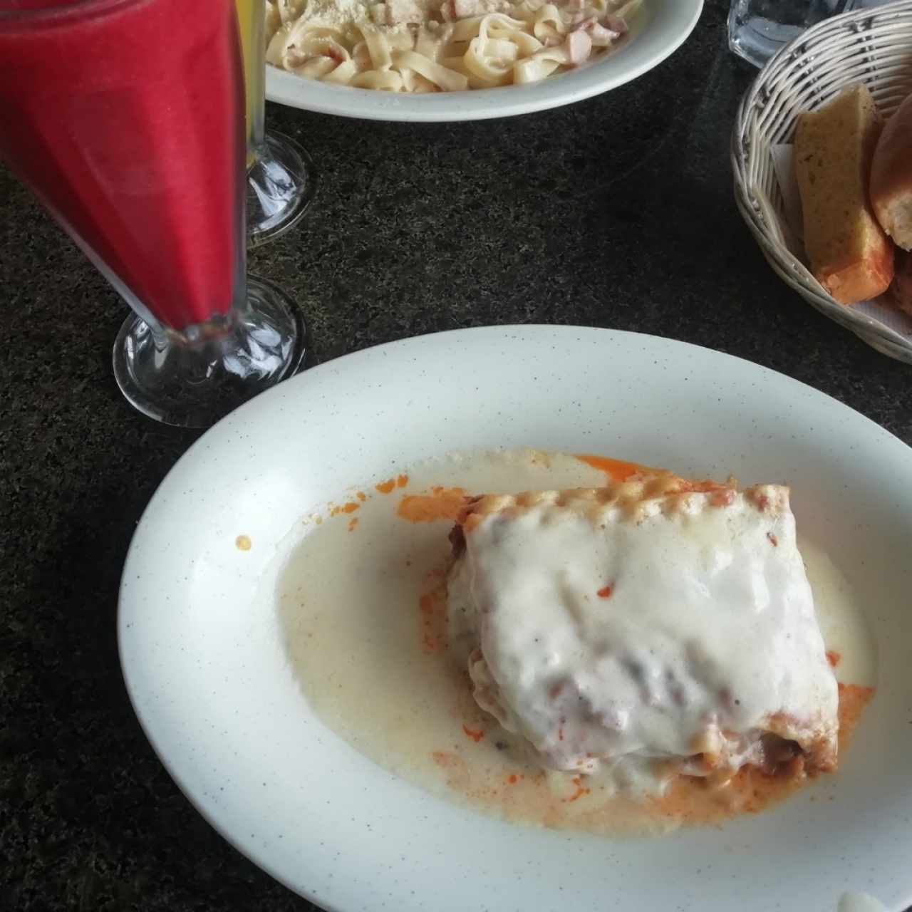 Lasaña con jugo de fresa