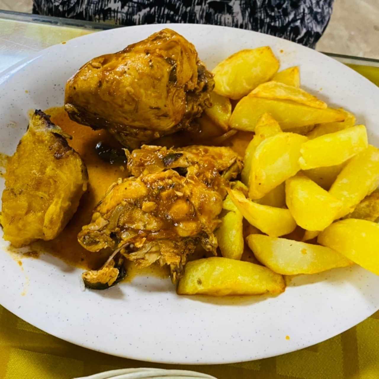 Pollo guisado con papas fritas.