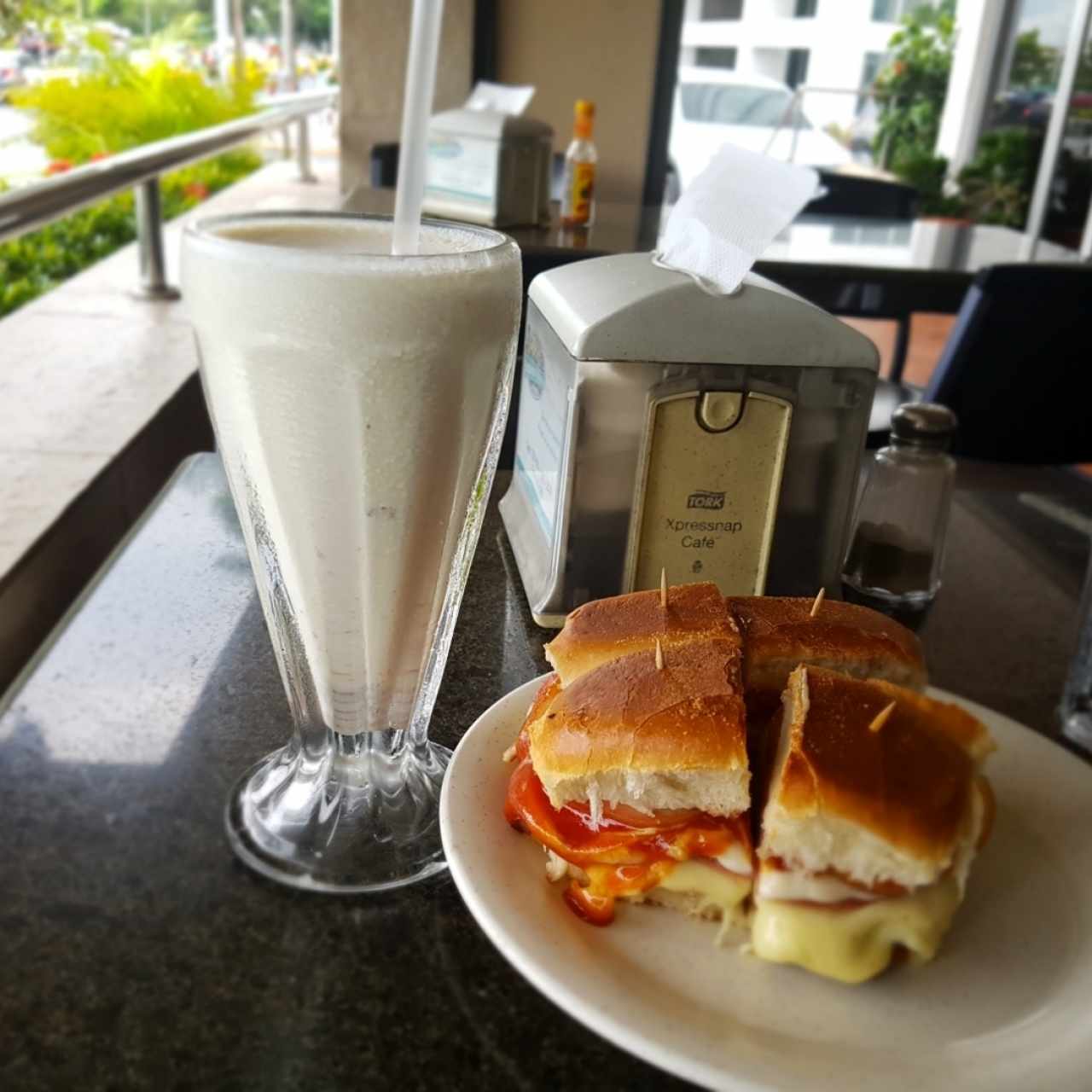 Empaderado Cubano con Pierna junto a un Batido de Grapenut