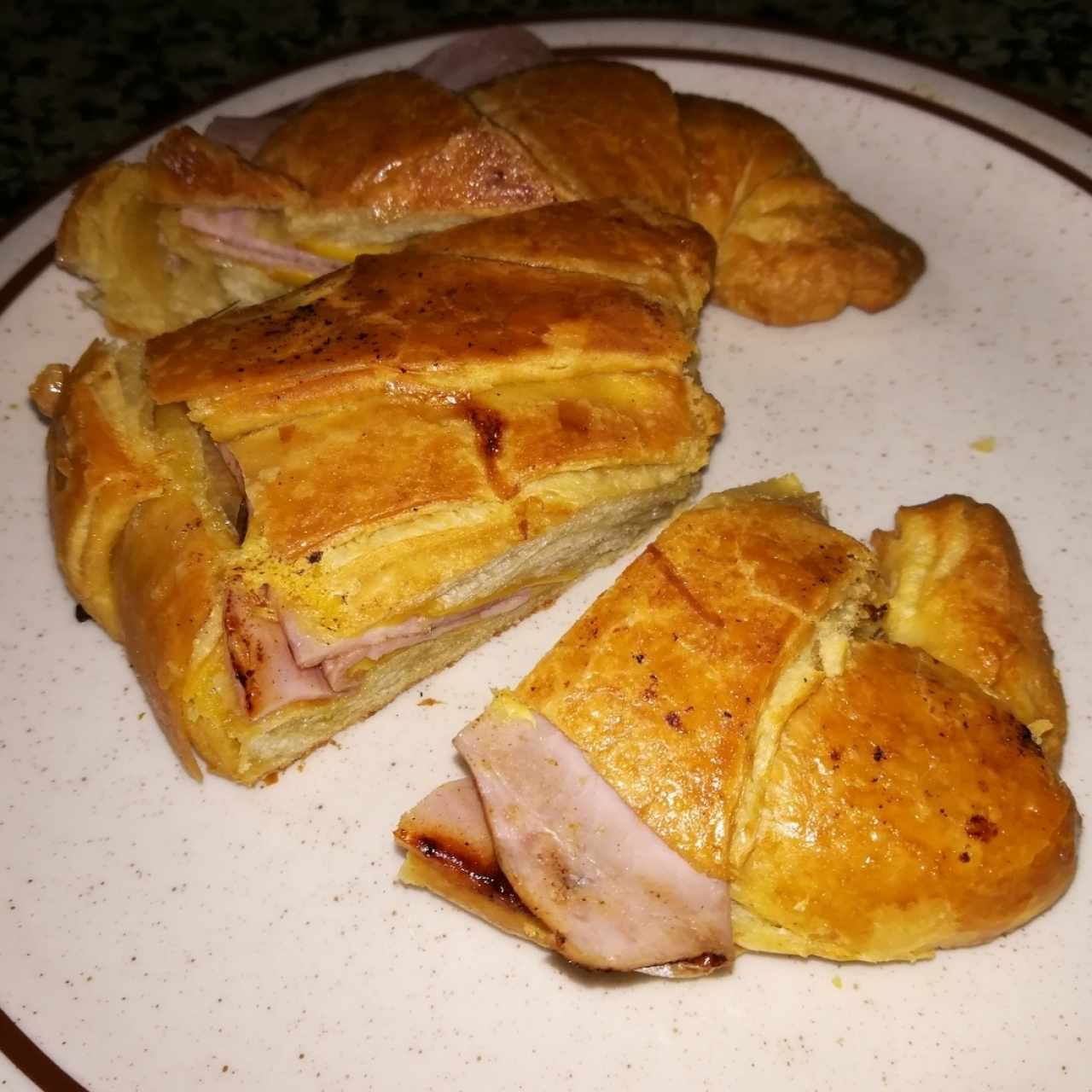 Croissant con jamón