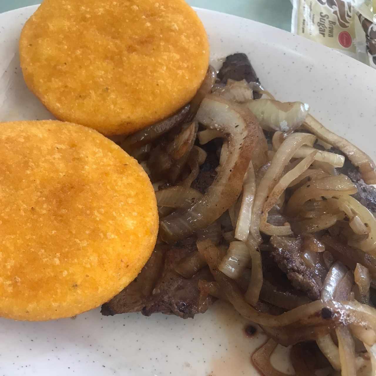 bistec de hígado encebollado y tortillas de maiz