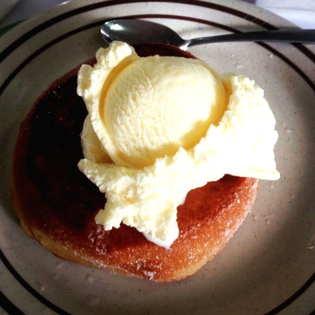 La tradicional y obligatoria donut con helado de vainilla.  Deliciosa... 