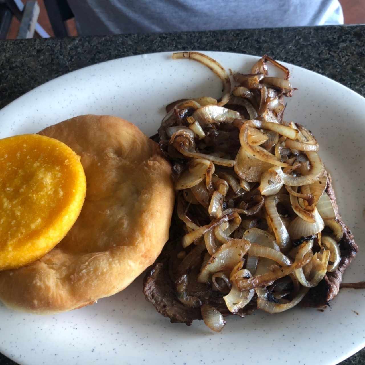 Bistec de carne con hojaldre y tortilla